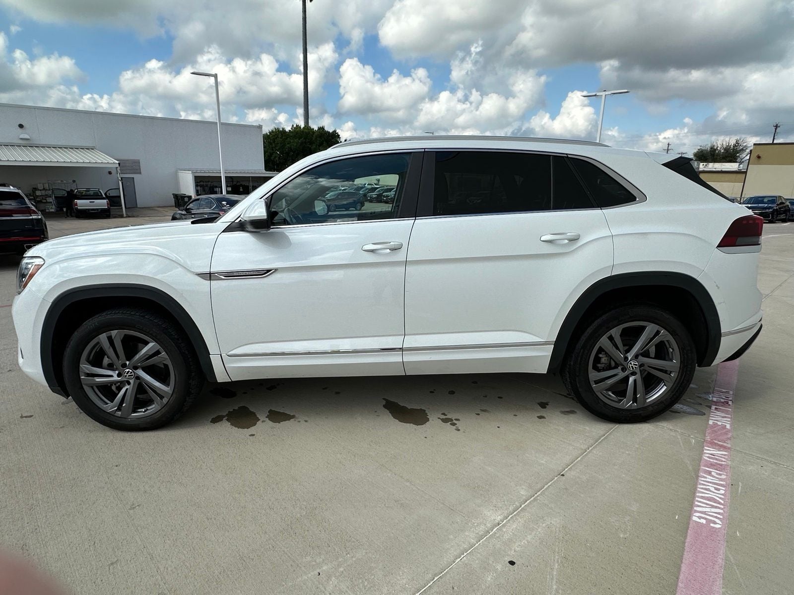 2024 Volkswagen Atlas Cross Sport 2.0T SEL R-Line