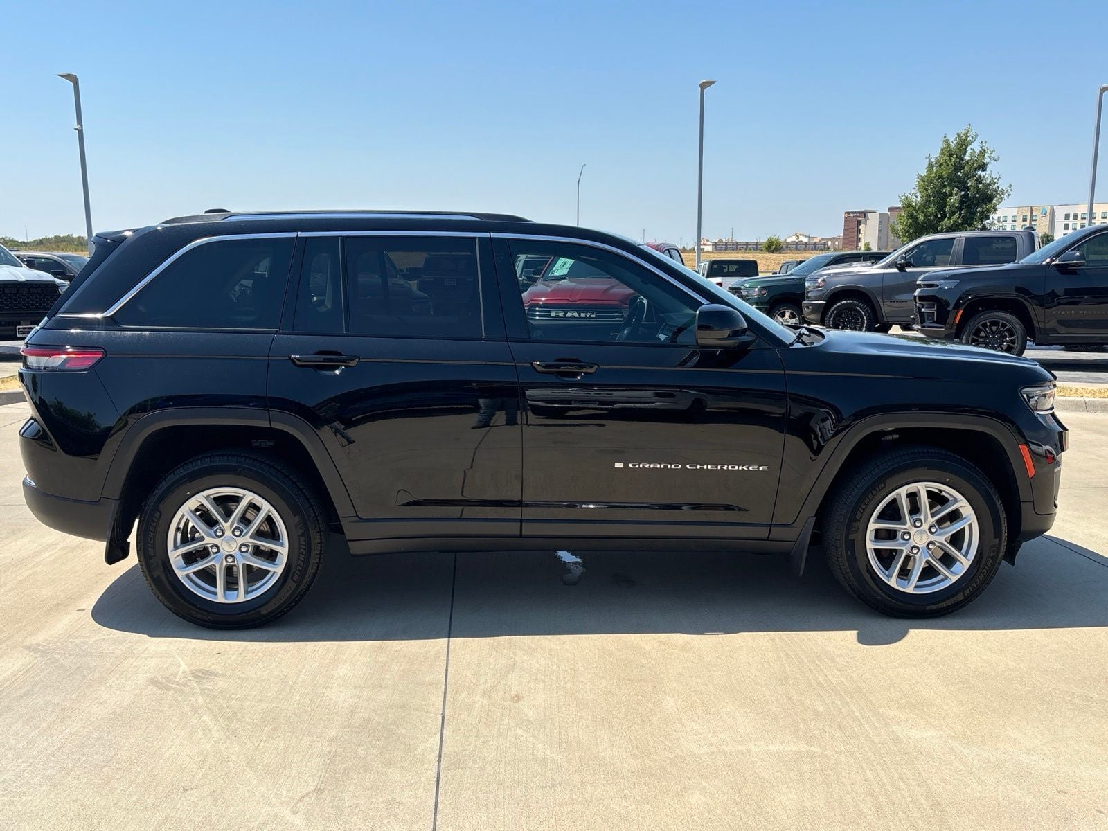 2023 Jeep Grand Cherokee Laredo X 4x4