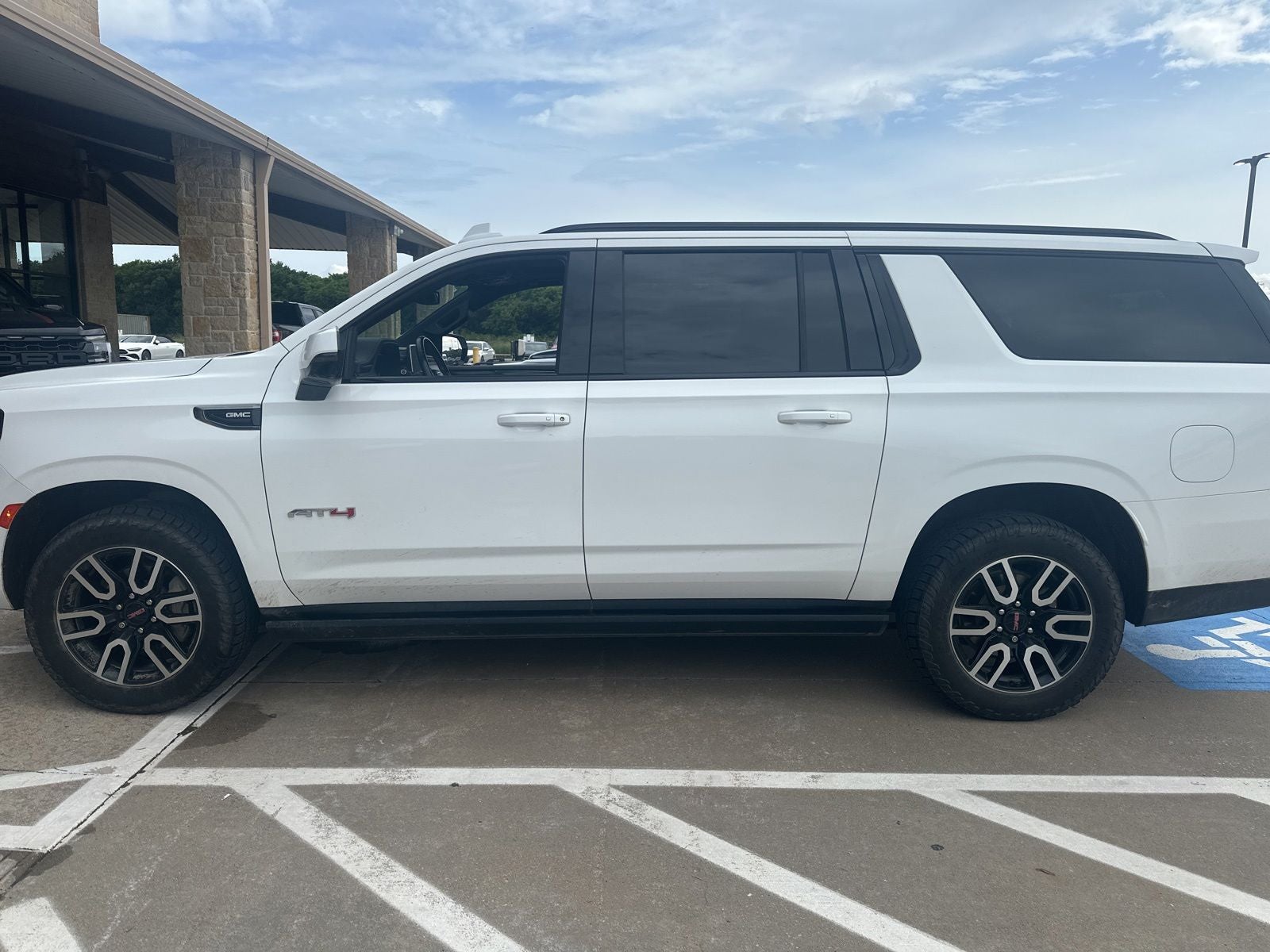 2023 GMC Yukon XL AT4