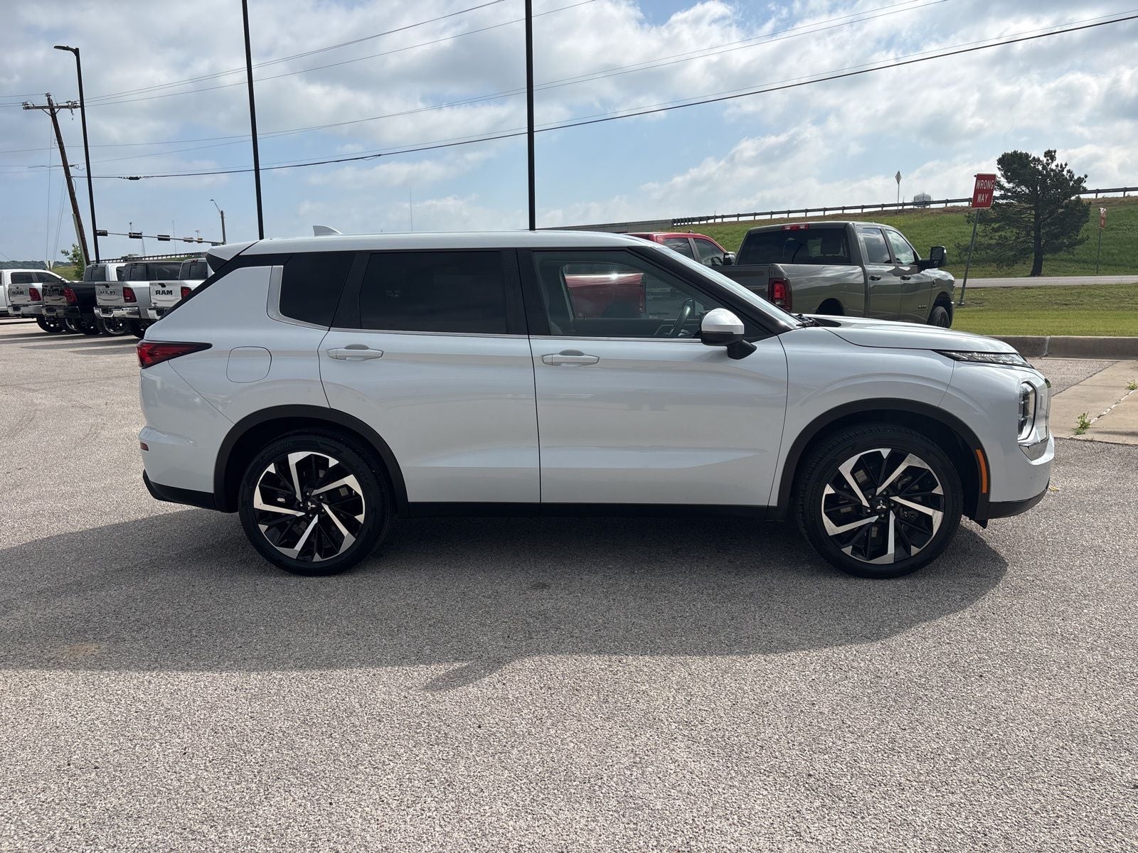 2022 Mitsubishi Outlander ES